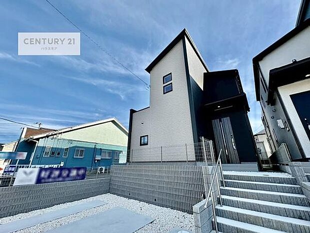 前面道路10.95m!陽当り良好な立地です。車庫入れが苦手な方も安心ですね。