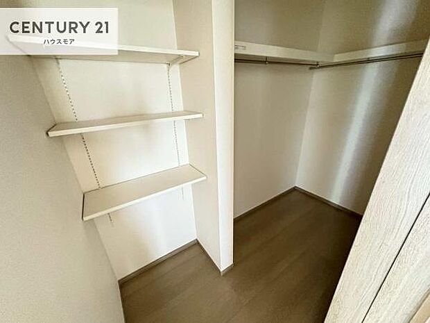 ファミリークローゼットを備えた住まいは、収納力と快適さを兼ね備えた贅沢な空間設計。衣類やバッグ、季節物までひとまとめにでき、日々の整理整頓がぐっとスマートに!