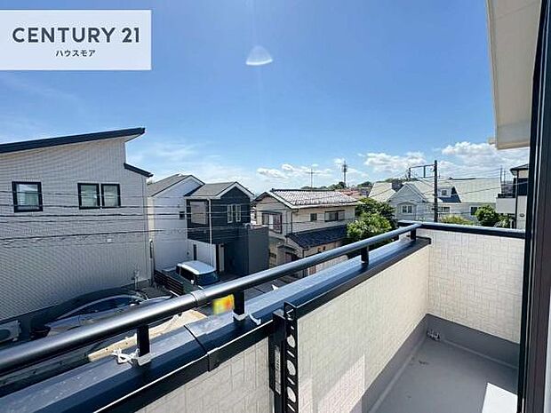 陽当たりの良いバルコニーで、お洗濯物もよく乾きそうですね!お天気の良い日にはバルコニーへ出てリフレッシュするのも気持ちよさそうです。