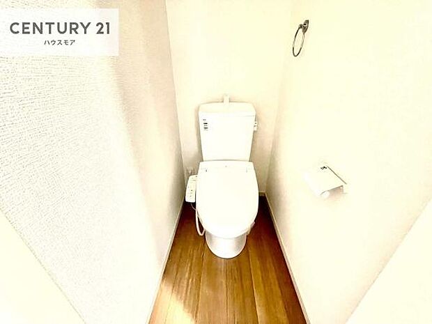 1・2階にトイレがございます!朝の忙しい時間帯も待たずにすみそうですね。白を基調とした清潔感のあるトイレでお手入れがしやすいです!