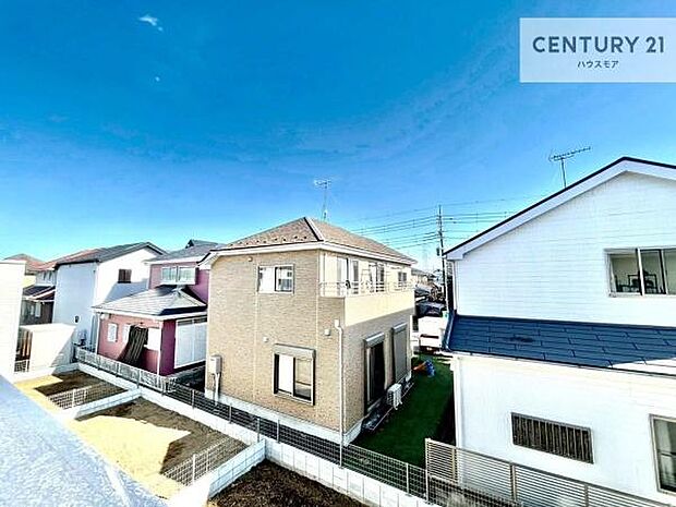 晴れた日には青い空を見渡せる開放的な時間を楽しめます。気持ちの良い風が通り抜ける街並みです!