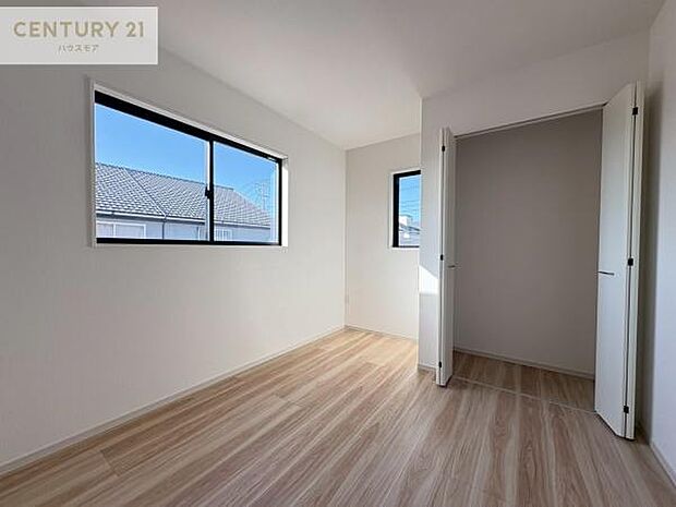 掃き出し窓がないお部屋は、お子様のお部屋としても安心です!収納スペースも充実しているので散らかったお部屋をサッと片付けられます!