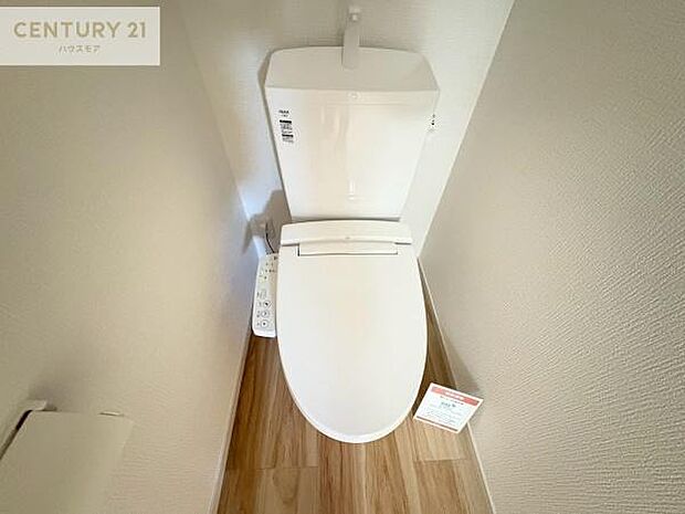 1・2階にトイレがございます!朝の忙しい時間帯も待たずにすみそうですね。白を基調とした清潔感のあるトイレでお手入れがしやすいです!