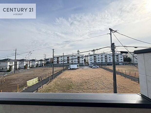 晴れた日には青い空を見渡せる開放的な時間を楽しめます。気持ちの良い風が通り抜ける街並みです!