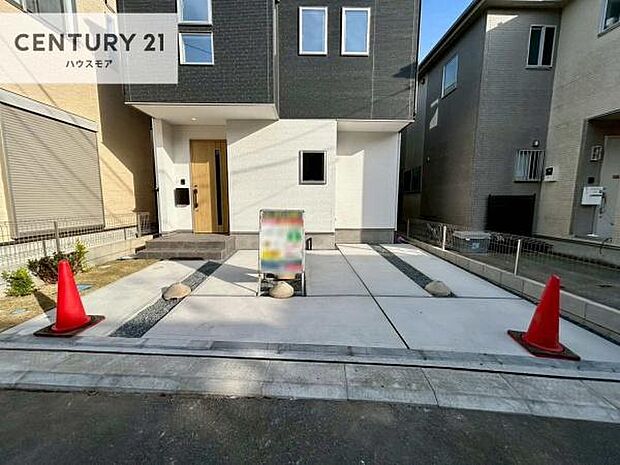 駐車スペースは2台分あります！セカンドカーはもちろん、バイクや自転車なども置き場所に困りません。