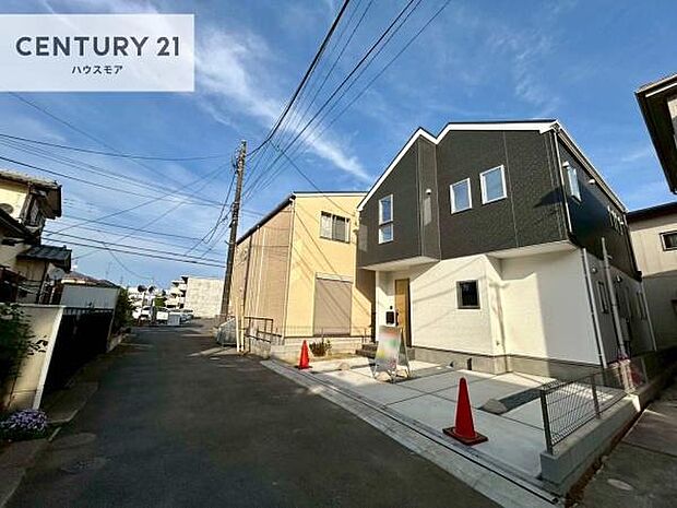 前面道路は4m!陽当り良好な立地です。車庫入れが苦手な方も安心ですね。
