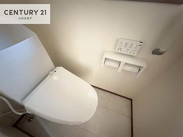 1・2階にトイレがございます!朝の忙しい時間帯も待たずにすみそうですね。白を基調とした清潔感のあるトイレでお手入れがしやすいです!
