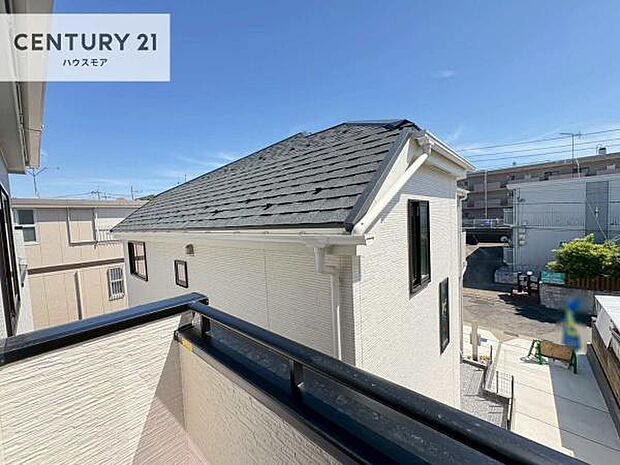 落ち着きある住宅街です!周囲には高い建物がなく、空が広く開放感があり、陽当たりを大きく遮られることもありません!気持ちの良い風が通り抜ける街並みです!