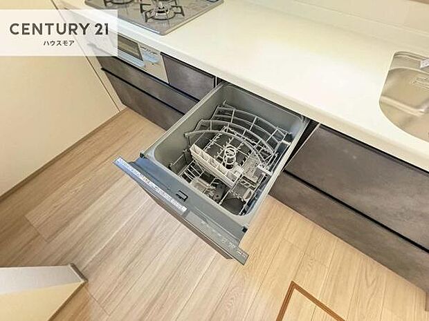 食洗機付きのキッチンです!忙しい時や手荒れ防止として大変活躍する便利な仕様です!ビルトインなのでキッチンの場所を取らず調理スペースを広く使うことが出来ます!