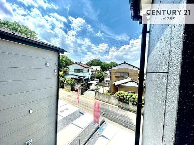 晴れた日には青い空を見渡せる開放的な時間を楽しめます。気持ちの良い風が通り抜ける街並みです!