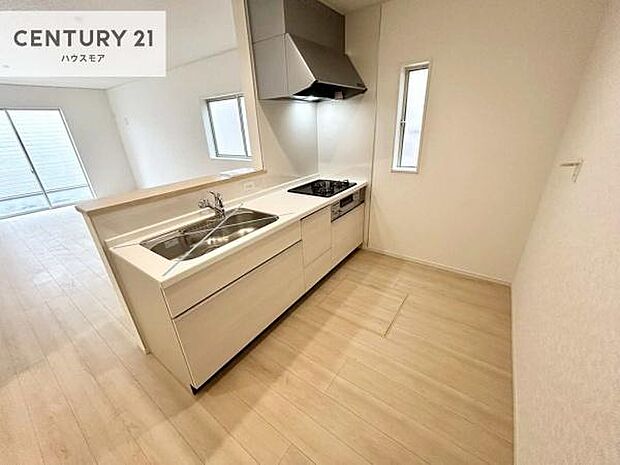 大人気の対面式システムキッチンを採用しています!ご家族のコミュニケーションが自然と増える設計です。お子様にも目が届くので嬉しいですね。収納力もあります!