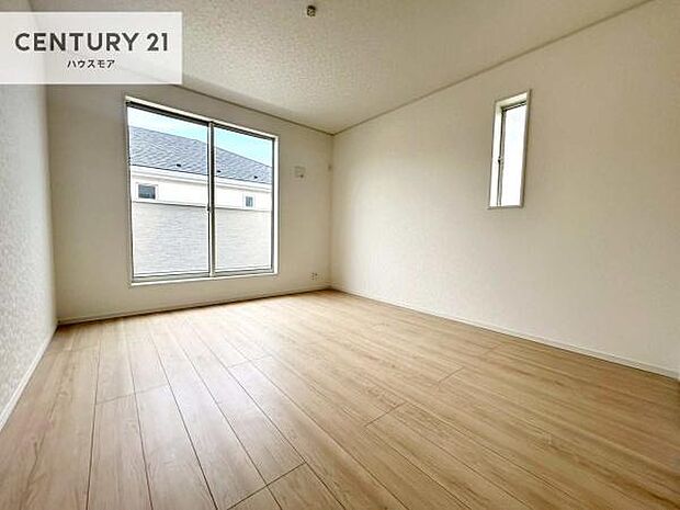 バルコニーに面している洋室です。明るく温もりがあり、換気もしっかりできます!朝起きて、外に出て背伸びをしつつ深呼吸をし良い朝を迎え入れることができます。