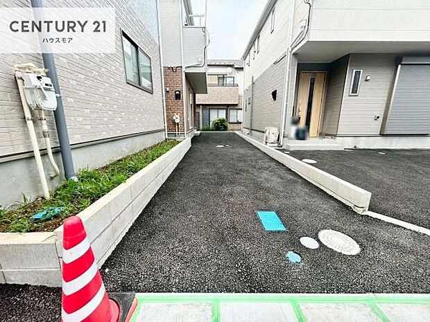駐車スペースは2台分あります！セカンドカーはもちろん、バイクや自転車なども置き場所に困りません。