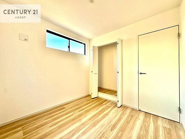掃き出し窓がないお部屋は、お子様のお部屋としても安心です!収納スペースも充実しているので散らかったお部屋をサッと片付けられます!