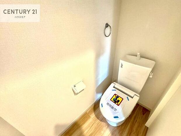 1・2階にトイレがございます!朝の忙しい時間帯も待たずにすみそうですね。白を基調とした清潔感のあるトイレでお手入れがしやすいです!