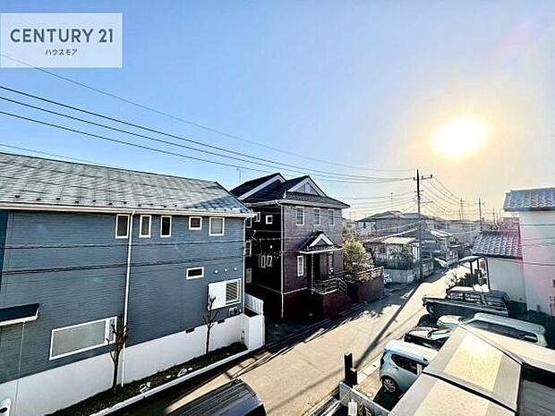 晴れた日には青い空を見渡せる開放的な時間を楽しめます。気持ちの良い風が通り抜ける街並みです!