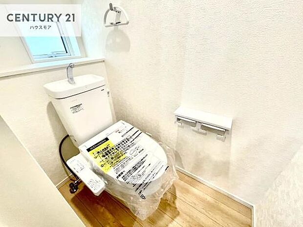 1・2階にトイレがございます!朝の忙しい時間帯も待たずにすみそうですね。白を基調とした清潔感のあるトイレでお手入れがしやすいです!