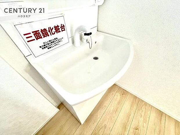 深い洗面台ボウルは、水が跳ねにくいのでお手入れが楽々!清潔感が保てます!キレイな洗面所で自分磨きのモチベーションが上がりますね!