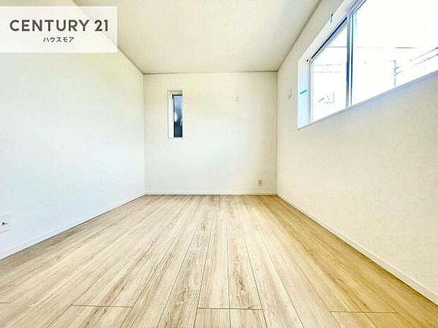 2面採光を確保した明るい室内は、風通しも良く、明るく大変居心地の良い空間となっております。リラックスして過ごせる心地の良いお部屋です!