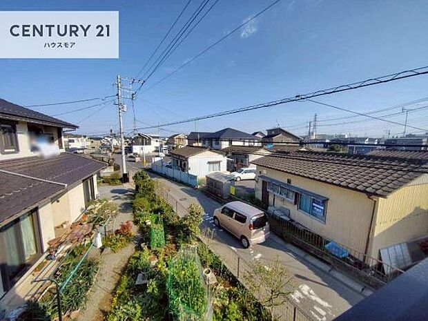 晴れた日には青い空を見渡せる開放的な時間を楽しめます。気持ちの良い風が通り抜ける街並みです!