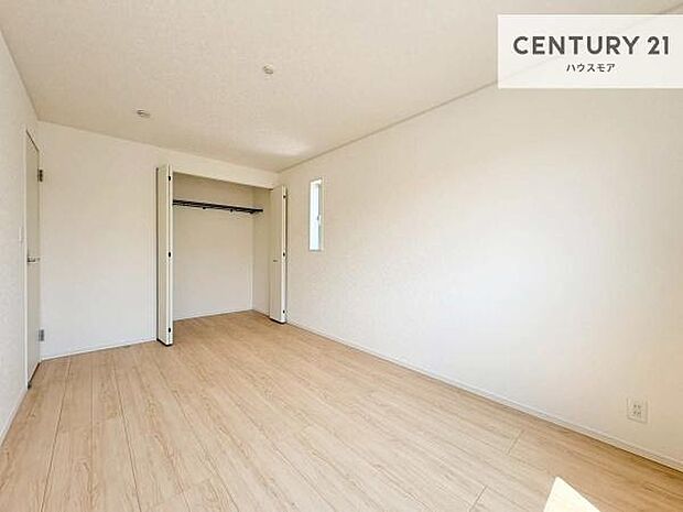 掃き出し窓がないお部屋は、お子様のお部屋としても安心です!収納スペースも充実しているので散らかったお部屋をサッと片付けられます!