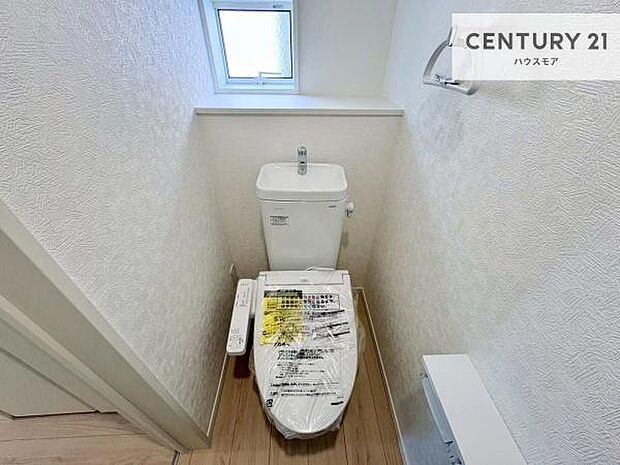 1・2階にトイレがございます!朝の忙しい時間帯も待たずにすみそうですね。白を基調とした清潔感のあるトイレでお手入れがしやすいです!