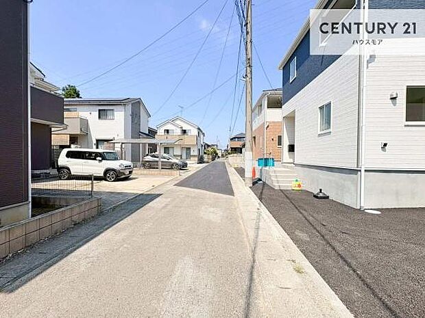 前面道路4.1m!陽当り良好な立地です。車庫入れが苦手な方も安心ですね。