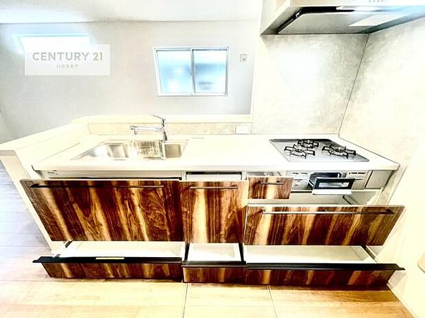 収納力の高いシステムキッチンで、調理器具や食器もすっきり片付き、広々とした空間で快適に料理が楽しめます。