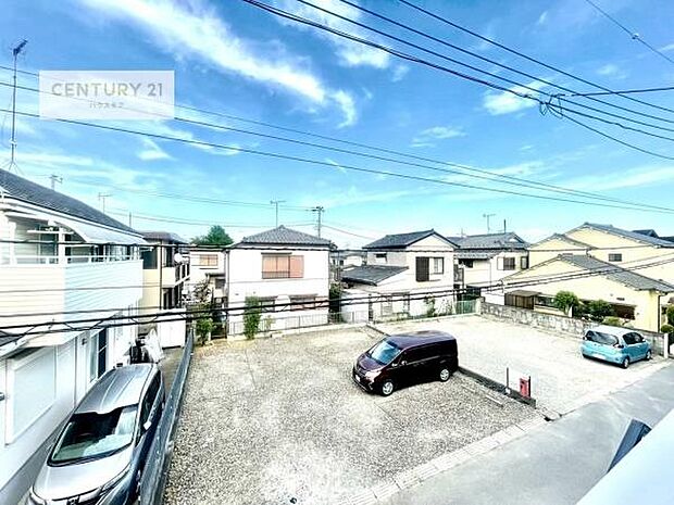落ち着きある住宅街です!周囲には高い建物がなく、空が広く開放感があり、陽当たりを大きく遮られることもありません!気持ちの良い風が通り抜ける街並みです!