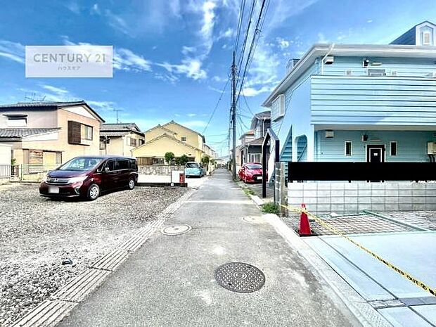 前面道路は東側4m道路に面し、朝の光を取り込みやすい、落ち着いた住環境です。