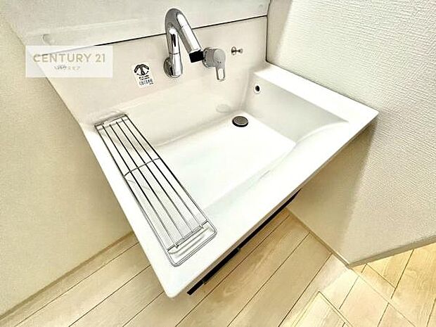 深い洗面台ボウルは、水が跳ねにくいのでお手入れが楽々!清潔感が保てます!キレイな洗面所で自分磨きのモチベーションが上がりますね!