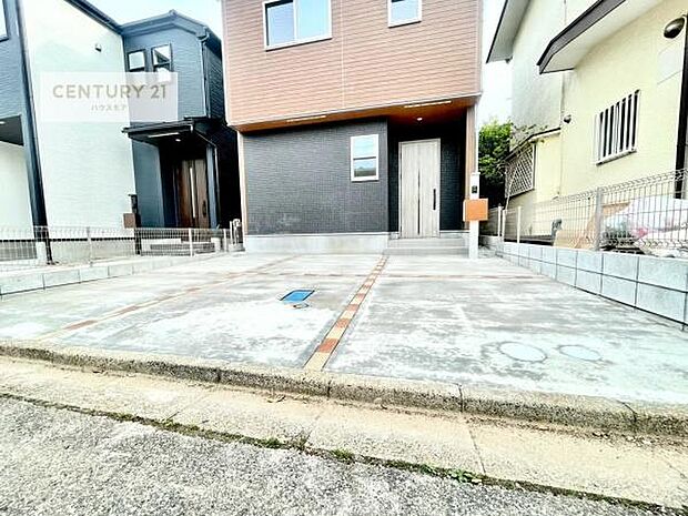 駐車スペースは2台分あります!セカンドカーはもちろん、バイクや自転車なども置き場所に困りません。