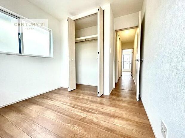 掃き出し窓がないお部屋は、お子様のお部屋としても安心です!収納スペースも充実しているので散らかったお部屋をサッと片付けられます!