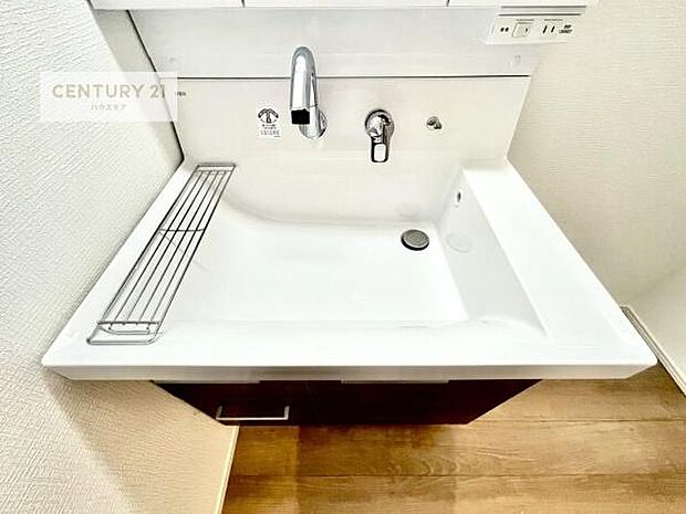 深い洗面台ボウルは、水が跳ねにくいのでお手入れが楽々!清潔感が保てます!キレイな洗面所で自分磨きのモチベーションが上がりますね!