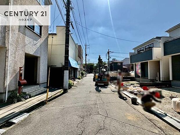 前面道路は6m!陽当り良好な立地です。車庫入れが苦手な方も安心ですね。