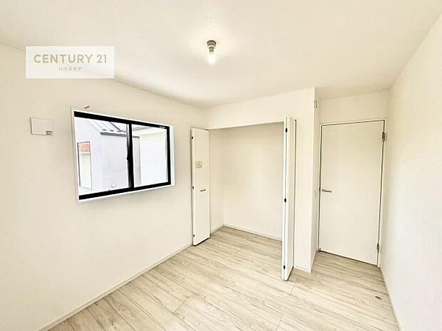 掃き出し窓がないお部屋は、お子様のお部屋としても安心です!収納スペースも充実しているので散らかったお部屋をサッと片付けられます!