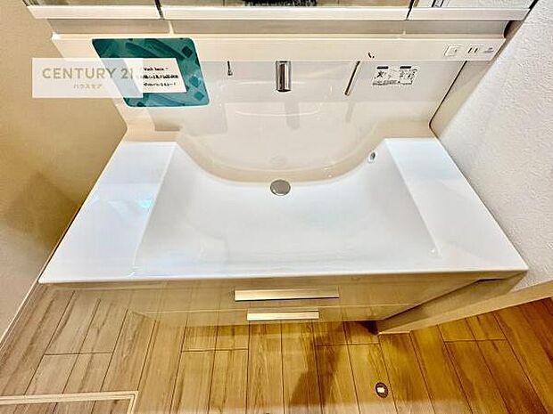 深い洗面台ボウルは、水が跳ねにくいのでお手入れが楽々!清潔感が保てます!キレイな洗面所で自分磨きのモチベーションが上がりますね!