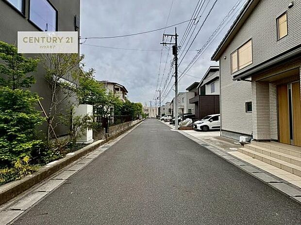 前面道路6m!陽当り良好な立地です。車庫入れが苦手な方も安心ですね。