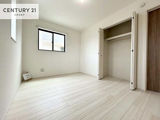 掃き出し窓がないお部屋は、お子様のお部屋としても安心です!収納スペースも充実しているので散らかったお部屋をサッと片付けられます!【現地販売会開催中】