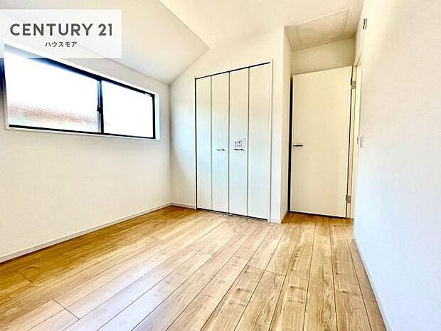 掃き出し窓がないお部屋は、お子様のお部屋としても安心です!収納スペースも充実しているので散らかったお部屋をサッと片付けられます!