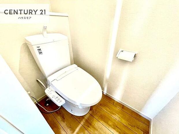 1・2階にトイレがございます!朝の忙しい時間帯も待たずにすみそうですね。白を基調とした清潔感のあるトイレでお手入れがしやすいです!