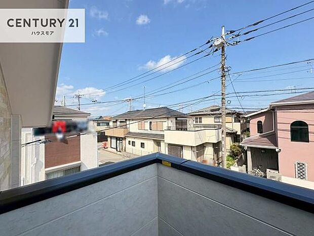 陽当たりの良いバルコニーで、お洗濯物もよく乾きそうですね!お天気の良い日にはバルコニーへ出てリフレッシュするのも気持ちよさそうです。