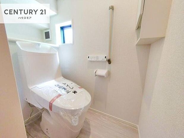 1・2階にトイレがございます!朝の忙しい時間帯も待たずにすみそうですね。白を基調とした清潔感のあるトイレでお手入れがしやすいです!