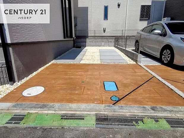 駐車スペースは2台分あります！セカンドカーはもちろん、バイクや自転車なども置き場所に困りません。