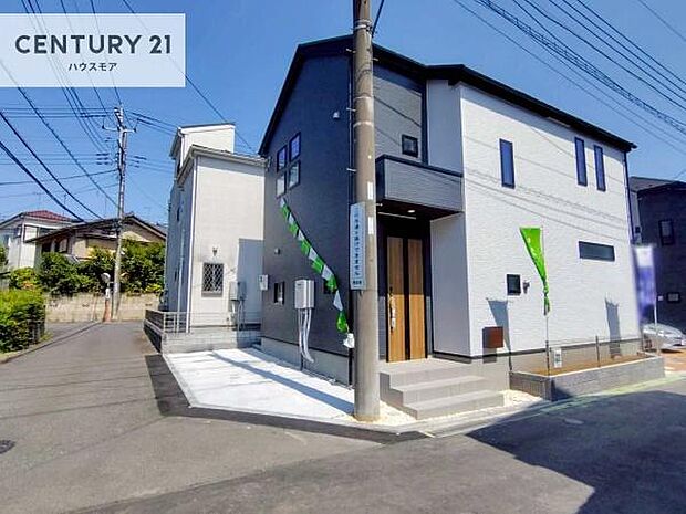 前面道路は4m×4.1m!陽当り良好な角地です。車庫入れが苦手な方も安心ですね。