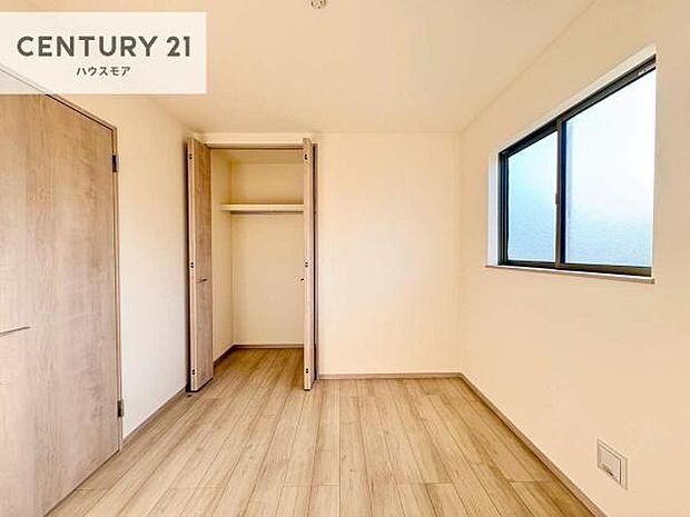 掃き出し窓がないお部屋は、お子様のお部屋としても安心です!収納スペースも充実しているので散らかったお部屋をサッと片付けられます!