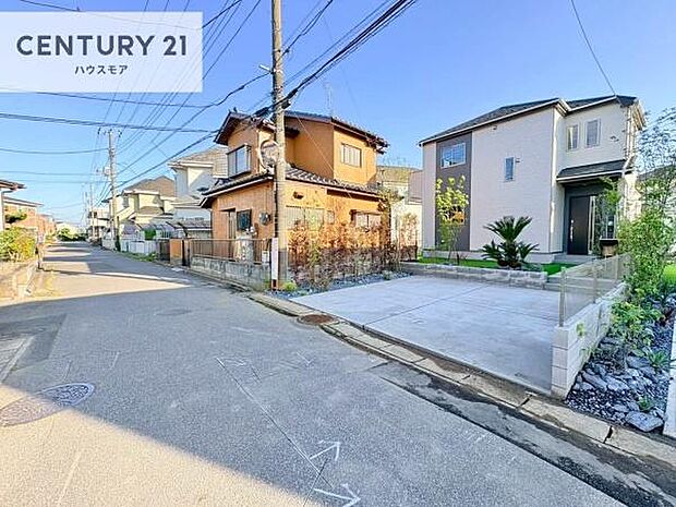 前面道路は5m!陽当り良好な立地です。車庫入れが苦手な方も安心ですね。