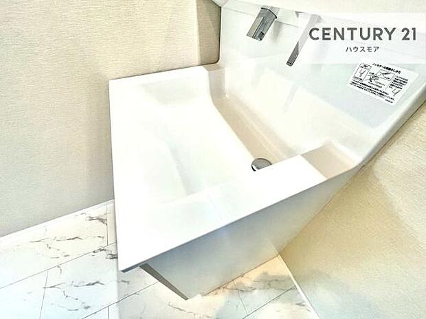 深い洗面台ボウルは、水が跳ねにくいのでお手入れが楽々!清潔感が保てます!キレイな洗面所で自分磨きのモチベーションが上がりますね!