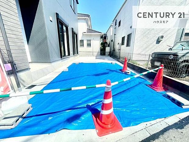 駐車スペースは2台分あります!セカンドカーはもちろん、バイクや自転車なども置き場所に困りません。