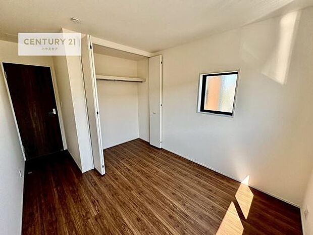 掃き出し窓がないお部屋は、お子様のお部屋としても安心です!収納スペースも充実しているので散らかったお部屋をサッと片付けられます!